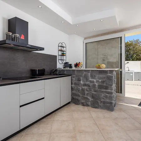 Luxury Ostro With Pool & Krk Bridge View Кральевица