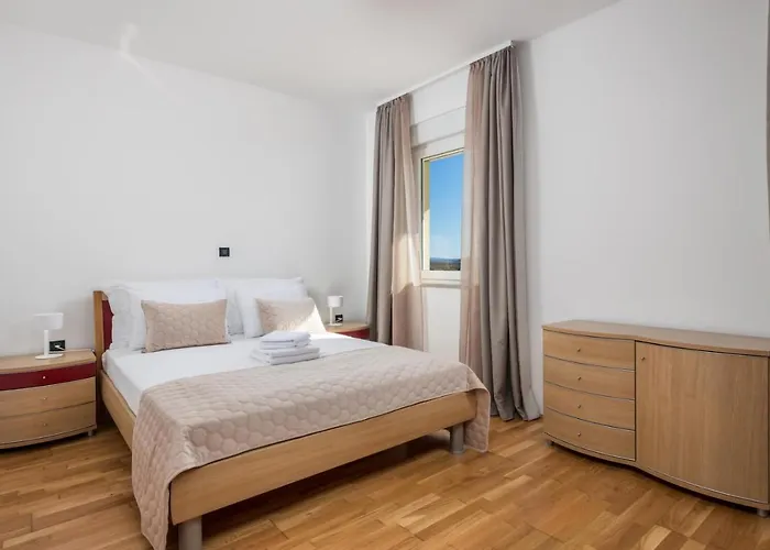 Luxury Ostro With Pool & Krk Bridge View קראליביצה